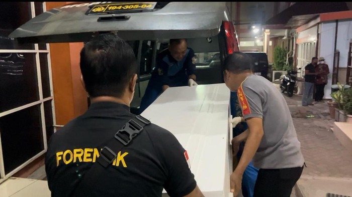 Potongan tubuh Tiara yang sudah disatukan dalam peti untuk dipulangkan ke Lamongan dari RS Bhayangkara Porong. Potongan tubuh Tiara yang sudah disatukan dalam peti untuk dipulangkan ke Lamongan dari RS Bhayangkara Porong.