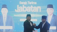 Menteri Koperasi Ferry Juliantono bersama pejabat lama Budi Arie Setiadi bersalaman saat serah terima jabatan di Kementerian Koperasi, Jakarta, Selasa (9/9/2025).