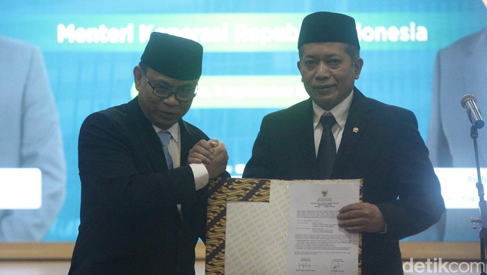 Menteri Koperasi Ferry Juliantono bersama pejabat lama Budi Arie Setiadi bersalaman saat serah terima jabatan di Kementerian Koperasi, Jakarta, Selasa (9/9/2025). Ferry menggantikan Budi Arie sebagai Menteri Koperasi usai dilantik oleh Presiden Prabowo Subianto pada Senin (8/9).