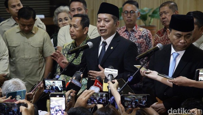 Menteri Koperasi Ferry Juliantono bersama pejabat lama Budi Arie Setiadi bersalaman saat serah terima jabatan di Kementerian Koperasi, Jakarta, Selasa (9/9/2025). Ferry menggantikan Budi Arie sebagai Menteri Koperasi usai dilantik oleh Presiden Prabowo Subianto pada Senin (8/9).