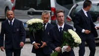 Bunga dibawa ke Gereja San Martino, tempat upacara pemakaman pribadi untuk perancang busana Italia Giorgio Armani. Kebaktian diadakan di gereja San Martino di Rivalta, sebuah desa sekitar 100 km (60 mil) di tenggara Milan dan dekat dengan Piacenza, kota kelahirannya. REUTERS/Gonzalo Fuentes