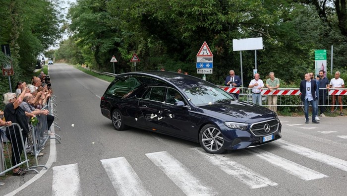 A hearse with the coffin of late Italian fashion designer Giorgio Armani arrives at San Martino church ahead of his private funeral ceremony, in Rivalta, Italy September 8, 2025. REUTERS/Gonzalo Fuentes