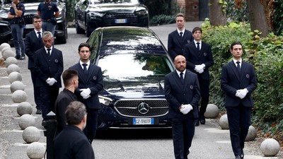 Potret Pemakaman Privat Maestro Mode Italia Giorgio Armani di Kampung Halaman