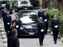 Potret Pemakaman Privat Maestro Mode Italia Giorgio Armani di Kampung Halaman