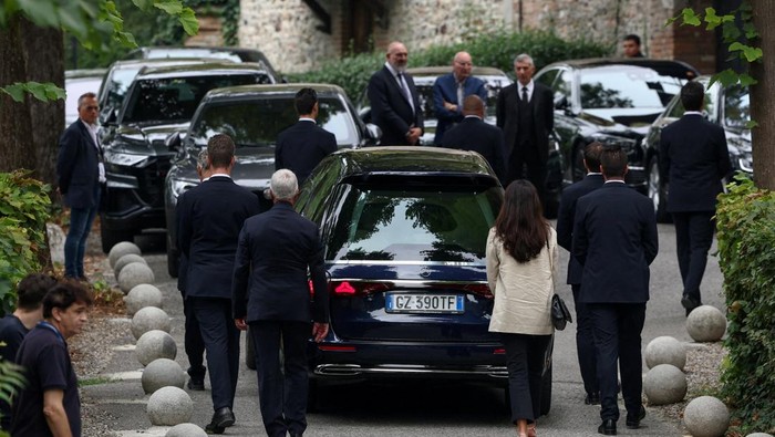 People walk next to a hearse with the coffin of late Italian fashion designer Giorgio Armani as it arrives at San Martino church ahead of his private funeral ceremony, in Rivalta, Italy September 8, 2025. REUTERS/Gonzalo Fuentes     TPX IMAGES OF THE DAY