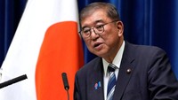 Dalam konferensi pers, Ishiba (68), menginstruksikan Partai Demokrat Liberal yang dipimpinnya—yang telah memerintah Jepang hampir sepanjang era pascaperang—untuk mengadakan pemilihan kepemimpinan darurat, seraya menambahkan bahwa ia akan melanjutkan tugasnya hingga penggantinya terpilih. Foto: Toru Hanai/Pool via REUTERS