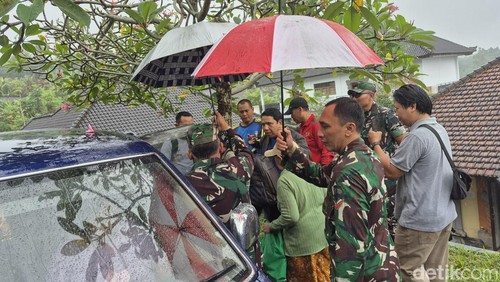 Proses pemulangan warga Sental Kangin dikawal ketat aparat di SKB Banjarangkan, Klungkung, Bali, Selasa (9/9/2025). (Foto: Ni Komang Ayu Leona W/detikBali)