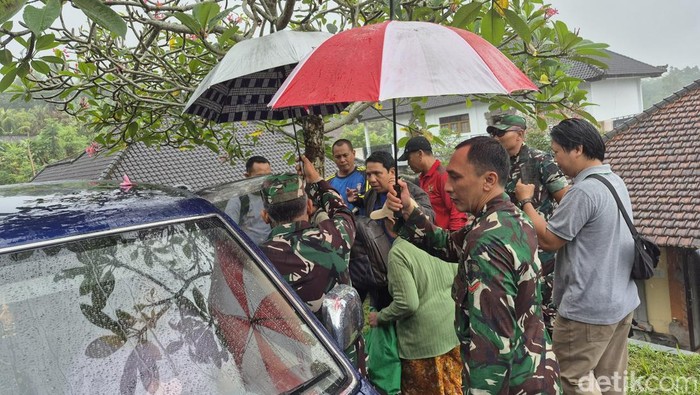 Proses pemulangan warga Sental Kangin dikawal ketat aparat di SKB Banjarangkan, Klungkung, Bali, Selasa (9/9/2025). (Foto: Ni Komang Ayu Leona W/detikBali)