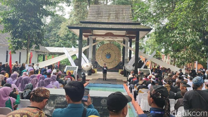 Prosesi ditabungnya Gong Perdamaian setahun sekali saat Milangkala di Situs Bojong Galuh, Kabupaten Ciamis.