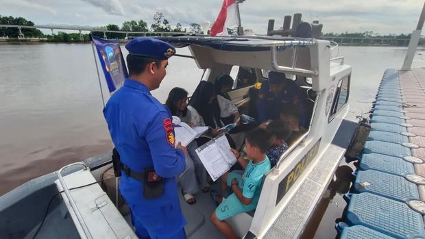 Pustaka apung Polairud Siak hidupkan minta baca anak-anak pesisir sungai, Selasa (9/9/2025).