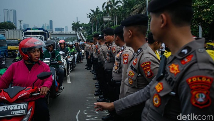 Ratusan mahasiswa dari berbagai kampus, termasuk Universitas Indonesia dan kelompok BEM SI, menggelar aksi “Rakyat Tagih Janji” di depan Gedung DPR/MPR RI, Jakarta, Selasa (9/9/2025).