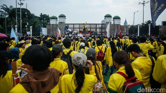 Ratusan mahasiswa dari berbagai kampus, termasuk Universitas Indonesia dan kelompok BEM SI, menggelar aksi “Rakyat Tagih Janji” di depan Gedung DPR/MPR RI, Jakarta, Selasa (9/9/2025).