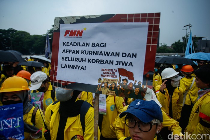 Ratusan mahasiswa dari berbagai kampus, termasuk Universitas Indonesia dan kelompok BEM SI, menggelar aksi “Rakyat Tagih Janji” di depan Gedung DPR/MPR RI, Jakarta, Selasa (9/9/2025).