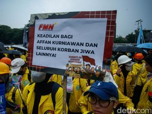 Ratusan Mahasiswa Desak 17+8 Tuntutan Rakyat Dipenuhi di Gedung DPR