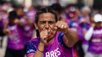 Peserta berbaris mengikuti instruksi dalam kelas bela diri massal yang didukung program komunitas dan lembaga pemerintah Mexico City. Foto: REUTERS/Quetzalli Nicte-Ha