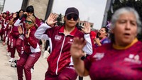 Peserta berbagai usia mempelajari teknik dasar bela diri di bawah bimbingan instruktur dalam kegiatan pemberdayaan perempuan di Mexico City. Foto: REUTERS/Quetzalli Nicte-Ha