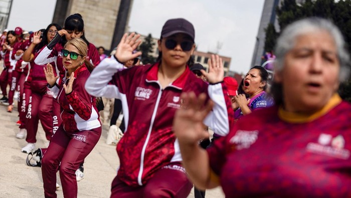 Women take part in a mass self-defense class aimed at empowering participants and raising awareness on gender-based violence, at the Monumento de la Revolucion, in Mexico City, Mexico, September 7, 2025. REUTERS/Quetzalli Nicte-Ha TPX IMAGES OF THE DAY