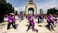 Ratusan perempuan berpartisipasi dalam kelas bela diri massal di Mexico City, Minggu (7/9/2025). Latihan ini sebagai respons atas meningkatnya kekerasan berbasis gender. Foto: REUTERS/Quetzalli Nicte-Ha