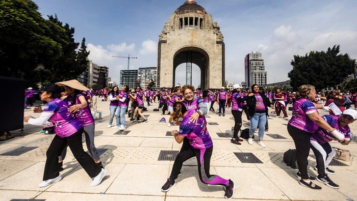 Ratusan Perempuan Meksiko Latihan Bela Diri Massal untuk Lawan Kekerasan Jalanan Women take part in a mass self-defense class aimed at empowering participants and raising awareness on gender-based violence, at the Monumento de la Revolucion, in Mexico City, Mexico, September 7, 2025. REUTERS/Quetzalli Nicte-Ha TPX IMAGES OF THE DAY