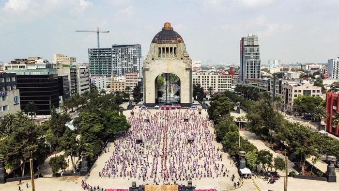 Women take part in a mass self-defense class aimed at empowering participants and raising awareness on gender-based violence, at the Monumento de la Revolucion, in Mexico City, Mexico, September 7, 2025. REUTERS/Quetzalli Nicte-Ha     TPX IMAGES OF THE DAY