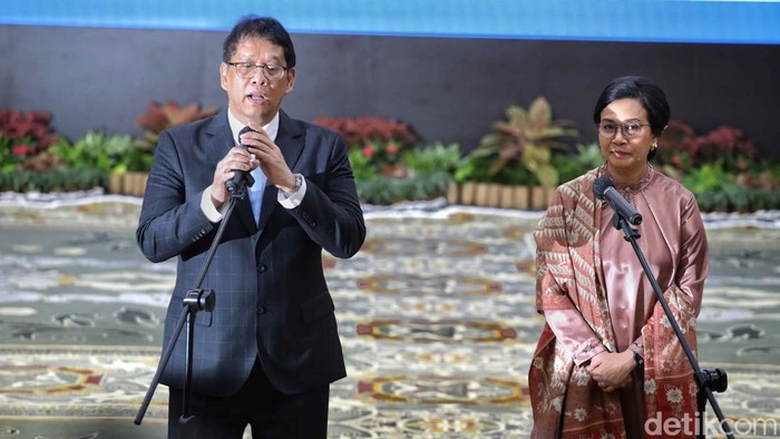 Sri Mulyani Indrawati resmi melepas jabatannya sebagai Menteri Keuangan setelah hampir satu dekade memimpin Kementerian Keuangan (Kemenkeu). Dalam acara serah terima jabatan yang digelar di Kantor Kemenkeu, Jakarta, Selasa (9/9/2025), ia menyerahkan kepemimpinan kepada Purbaya Yudi Sadewa yang ditunjuk Presiden Prabowo Subianto sebagai Menkeu baru.