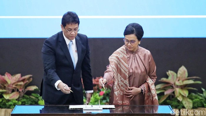 Sri Mulyani Indrawati resmi melepas jabatannya sebagai Menteri Keuangan setelah hampir satu dekade memimpin Kementerian Keuangan (Kemenkeu). Dalam acara serah terima jabatan yang digelar di Kantor Kemenkeu, Jakarta, Selasa (9/9/2025), ia menyerahkan kepemimpinan kepada Purbaya Yudi Sadewa yang ditunjuk Presiden Prabowo Subianto sebagai Menkeu baru.