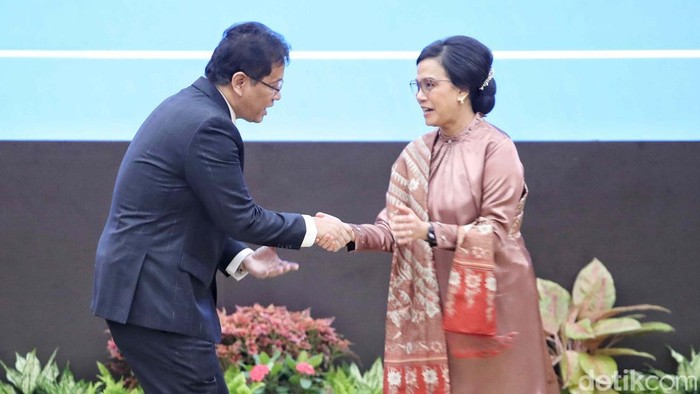 Sri Mulyani Indrawati resmi melepas jabatannya sebagai Menteri Keuangan setelah hampir satu dekade memimpin Kementerian Keuangan (Kemenkeu). Dalam acara serah terima jabatan yang digelar di Kantor Kemenkeu, Jakarta, Selasa (9/9/2025), ia menyerahkan kepemimpinan kepada Purbaya Yudi Sadewa yang ditunjuk Presiden Prabowo Subianto sebagai Menkeu baru.