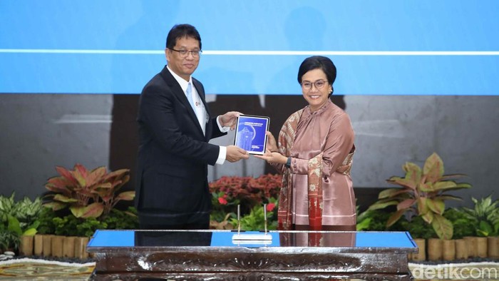 Sri Mulyani Indrawati resmi melepas jabatannya sebagai Menteri Keuangan setelah hampir satu dekade memimpin Kementerian Keuangan (Kemenkeu). Dalam acara serah terima jabatan yang digelar di Kantor Kemenkeu, Jakarta, Selasa (9/9/2025), ia menyerahkan kepemimpinan kepada Purbaya Yudi Sadewa yang ditunjuk Presiden Prabowo Subianto sebagai Menkeu baru.