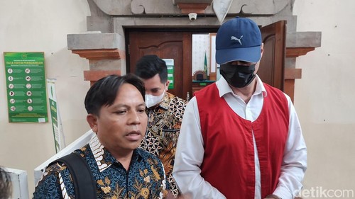 Roman Nazarenko saat ditemui usai persidangan di depan ruang Cakra, PN Denpasar, Selasa (9/9/2025) sore. (Ahmad Firizqi)