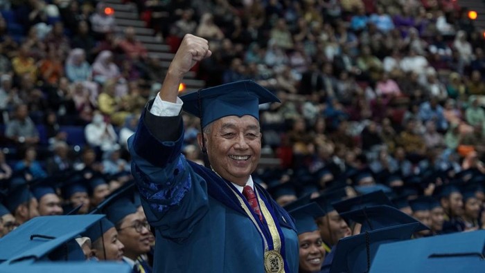 Rudy, wisudawan tertua pada wisuda ITB 30 Agustus 2025 lalu.