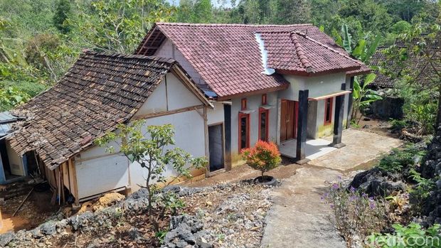 Rumah di Pejaten, Giriwungu, Panggang, Gunungkidul yang menjadi lokasi penangkapan sopir pembawa kabur uang Rp 10 M milik Bank Jateng, Selasa (9/8/2025).