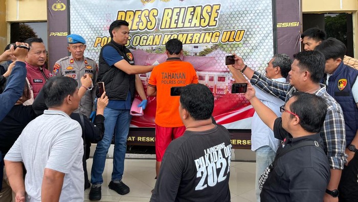 Perusak kantor DPRD OKU saat dihadirkan dalam rilis