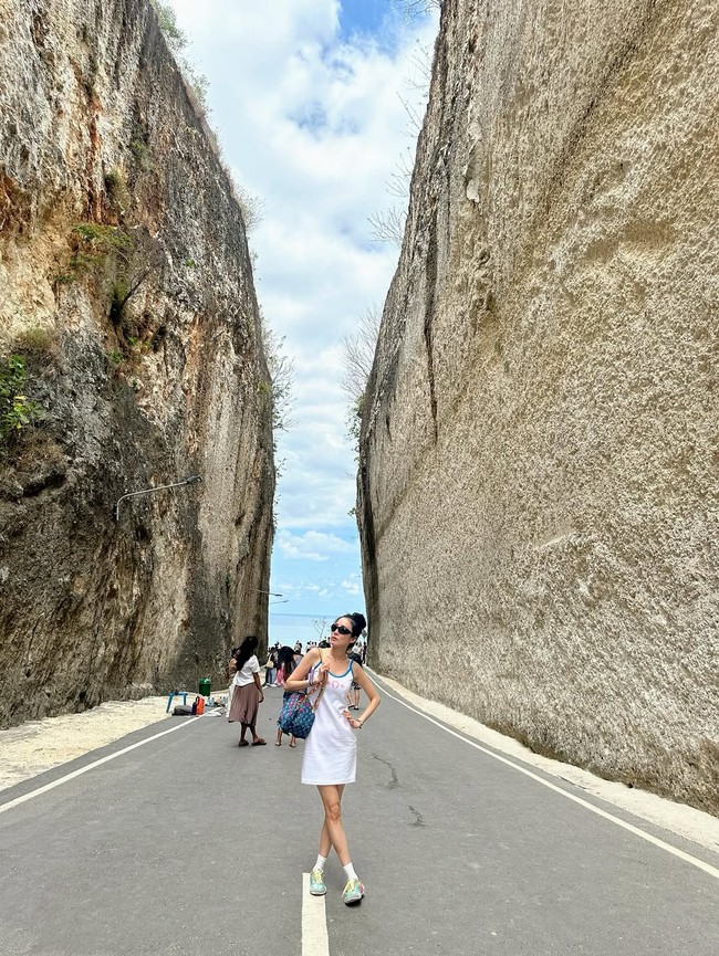 Seperti turis Bali lainnya, Sandara Park memilih Tebing Kapur di sekitar Pantai Pandawa sebagai spot foto OOTD. Idol 40 tahun itu memancarkan visual imut dan awet muda dalam balutan mini dress putih, backpack Louis Vuitton, dan sepasang sneakers Nike warna pastel. Foto: dok. Instagram @daraxxi