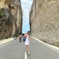 Seperti turis Bali lainnya, Sandara Park memilih Tebing Kapur di sekitar Pantai Pandawa sebagai spot foto OOTD. Idol 40 tahun itu memancarkan visual imut dan awet muda dalam balutan mini dress putih, backpack Louis Vuitton, dan sepasang sneakers Nike warna pastel. Foto: dok. Instagram @daraxxi