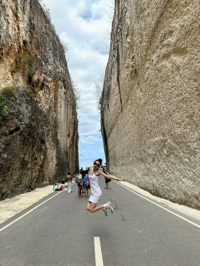 “Tourist Dara in BALI~!!! Finally, I’m in Bali everyone!!! 😍😍😍” seru personel yang besar di Filipina itu lewat caption. Foto: dok. Instagram @daraxxi