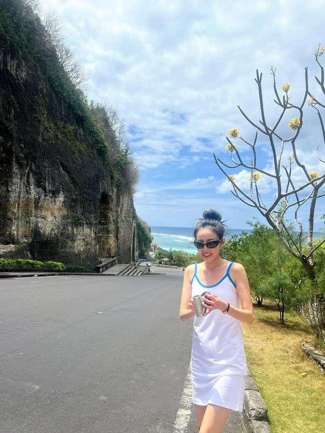 Unggahan foto Sandara Park sontak dibanjiri komentar penggemar grup KPop 2NE1 yang antusias menyambut kedatangan perdananya ke di Bali. Sayangnya kali ini, 2NE1 hanya tampil bertiga, salah satu personelnya Park Bom hiatus karena masalah kesehatan. Foto: dok. Instagram @daraxxi