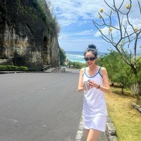 Unggahan foto Sandara Park sontak dibanjiri komentar penggemar grup KPop 2NE1 yang antusias menyambut kedatangan perdananya ke di Bali. Sayangnya kali ini, 2NE1 hanya tampil bertiga, salah satu personelnya Park Bom hiatus karena masalah kesehatan. Foto: dok. Instagram @daraxxi