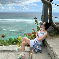 Usai merampungkan penampilannya di Waterbomb Bali 2025, Sandara Park tak ingin melewatkan kesempatan untuk menjadi turis lokal. Ia membagikan foto-fotonya saat datang ke Pantai Pandawa. Foto: dok. Instagram @daraxxi