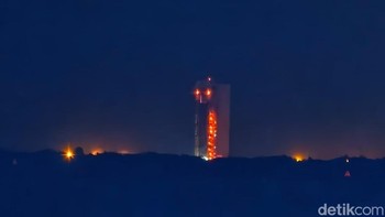 Penundaan ini diputuskan oleh SpaceX setelah menunggu selama dua jam karena hujan dan kilat yang tidak memungkinkan peluncuran dilakukan sesuai jadwal. Foto: Adi Fida Rahman/detikINET