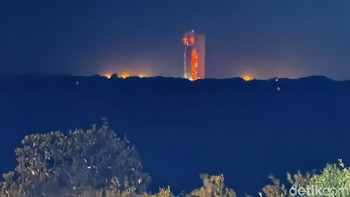 Peluncuran Satelit Nusantara Lima (SNL) milik PT Pasifik Satelit Nusantara (PSN), yang awalnya dijadwalkan pada 8 September 2025 pukul 20.02 waktu setempat (9 September 2025 pukul 08.02 WIB), terpaksa ditunda akibat kondisi cuaca buruk di Cape Canaveral, Florida, Amerika Serikat. Satelit itu sudah berada di landasan, digendong oleh roket Falcon 9 buatan SpaceX. Foto: Adi Fida Rahman/detikINET