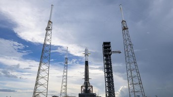 Iya, akhirnya ditunda. Kami telah menunggu 2 jam. Cuaca diharapkan membaik, tapi malah jadi memburuk. Kita bisa lihat di sini hujan turun dan ada kilat. Itu sudah menjadi standard operating procedure bahwa kalau ada kilat dan awan kumulus nimbus, peluncuran harus dijadwal ulang, ujar CEO PSN Adi Rahman Adiwoso di area pemantau peluncuran The Gantry, Senin malam (8/9/2025). Foto: dok PT PSN