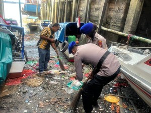 Polairud Polres Meranti Bersih-bersih Sungai Wujudkan Green Policing