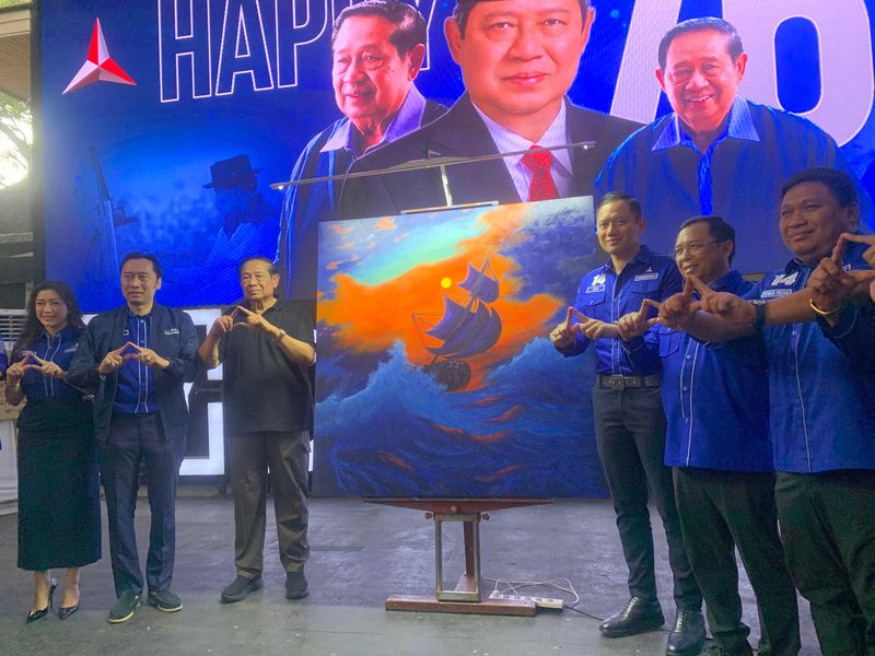 Presiden ke-6 RI Susilo Bambang Yudhoyono (SBY) melukis kapal dengana nama 'Only The Strong' di DPP Partai Demokrat, Menteng, Jakarta Pusat, Selasa (9/9/2025). SBY menyumbangkan lukisan 'Only The Strong' dalam rangka HUT ke-24 DPP Demokrat.