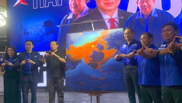Presiden ke-6 RI Susilo Bambang Yudhoyono (SBY) melukis kapal dengana nama Only The Strong di DPP Partai Demokrat, Menteng, Jakarta Pusat, Selasa (9/9/2025). SBY menyumbangkan lukisan Only The Strong dalam rangka HUT ke-24 DPP Demokrat.