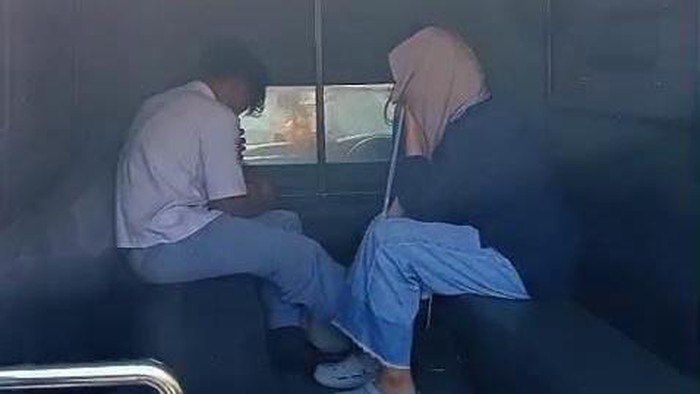 Sejoli mesum pelajar dan mahasiswi di Madiun saat diamankan Satpol PP