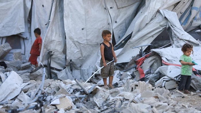 Warga Palestina kembali menghadapi penderitaan setelah serangan udara Israel menghantam kawasan dekat Kota Gaza, Selasa (9/9/2025). Serangan tersebut merusak sebuah bangunan tempat tinggal dan meluluhlantakkan kamp tenda yang menampung ratusan pengungsi. REUTERS/Dawoud Abu Alkas