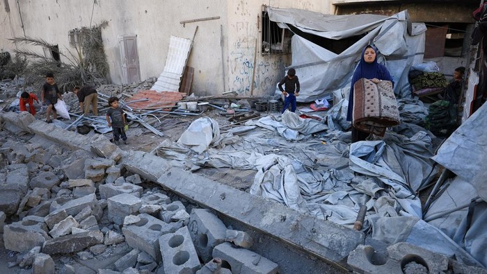 Warga Palestina kembali menghadapi penderitaan setelah serangan udara Israel menghantam kawasan dekat Kota Gaza, Selasa (9/9/2025). Serangan tersebut merusak sebuah bangunan tempat tinggal dan meluluhlantakkan kamp tenda yang menampung ratusan pengungsi. REUTERS/Dawoud Abu Alkas