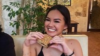 Begini manisnya senyuman Shafa ketika menyantap grilled cheese sandwich yang jadi menu makan siangnya. Foto: Instagram Instagram @shafaharris