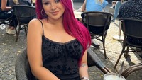 Kalau ini momen Shafa ngopi di salah satu kafe yang ada di Belanda. Terlihat penampilannya istimewa dengan warna rambut yang keren. Foto: Instagram Instagram @shafaharris