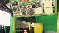 Tak selalu makan mewah, putri Sarita Abdul Mukti ini juga pernah cicip jajanan kaki lima seperti potretnya yang satu ini. Foto: Instagram Instagram @shafaharris